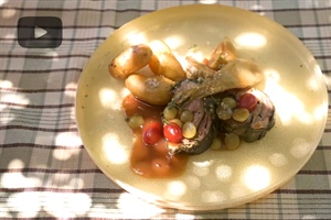 Agneau farci de graviera, enveloppé dans des feuilles de vigne et dans une sauce aux raisins