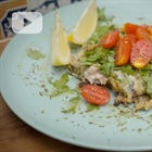 Gebratener kleiner Pikarel mit Zwiebeln und/oder Tomate