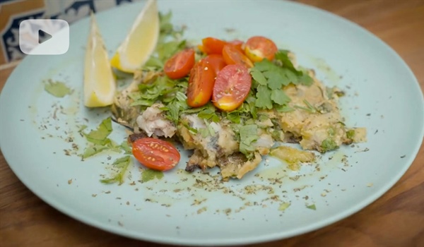 Gebratener kleiner Pikarel mit Zwiebeln und/oder Tomate