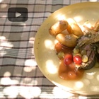 Αρνάκι γεμιστό με γραβιέρα τυλιγμένο σε αμπελόφυλλα με σάλτσα από σταφύλι